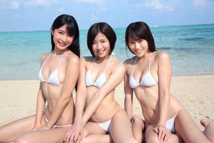 ミスFLASH2016：川崎あや、中野杏、豊田瀬里奈（左から）