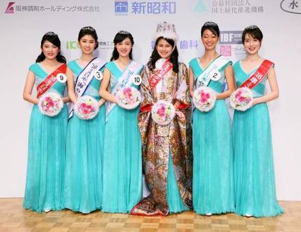 2016年度受賞者。ミス日本グランプリは松野未佳さん（右から3番目）
（撮影：泉三郎）