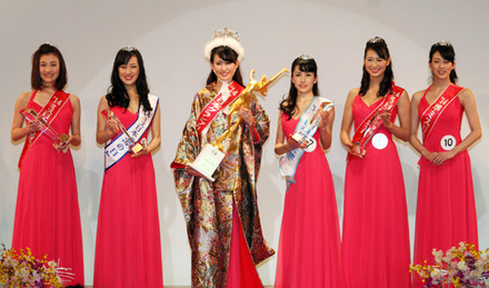 2014年度ミス日本グランプリは沼田萌花さん（21＝中央）